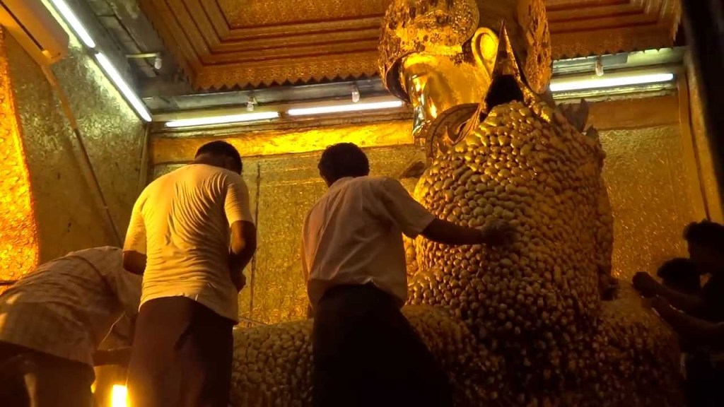 ทองคำเปลวที่ถูกปิดมากมายจนได้ชื่อว่าพระเจ้าเนื้อนิ่ม