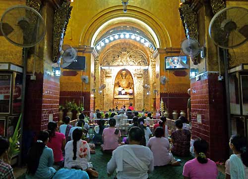 แม้จะปิดทองไม่ได้ เข้าใกล้ได้เพียงในขอบเขตที่กำหนด แต่ทุกๆวันจะมีผู้หญิงชาวพม่ามากราบไหว้สักการะกันเป็นจำนวนมาก